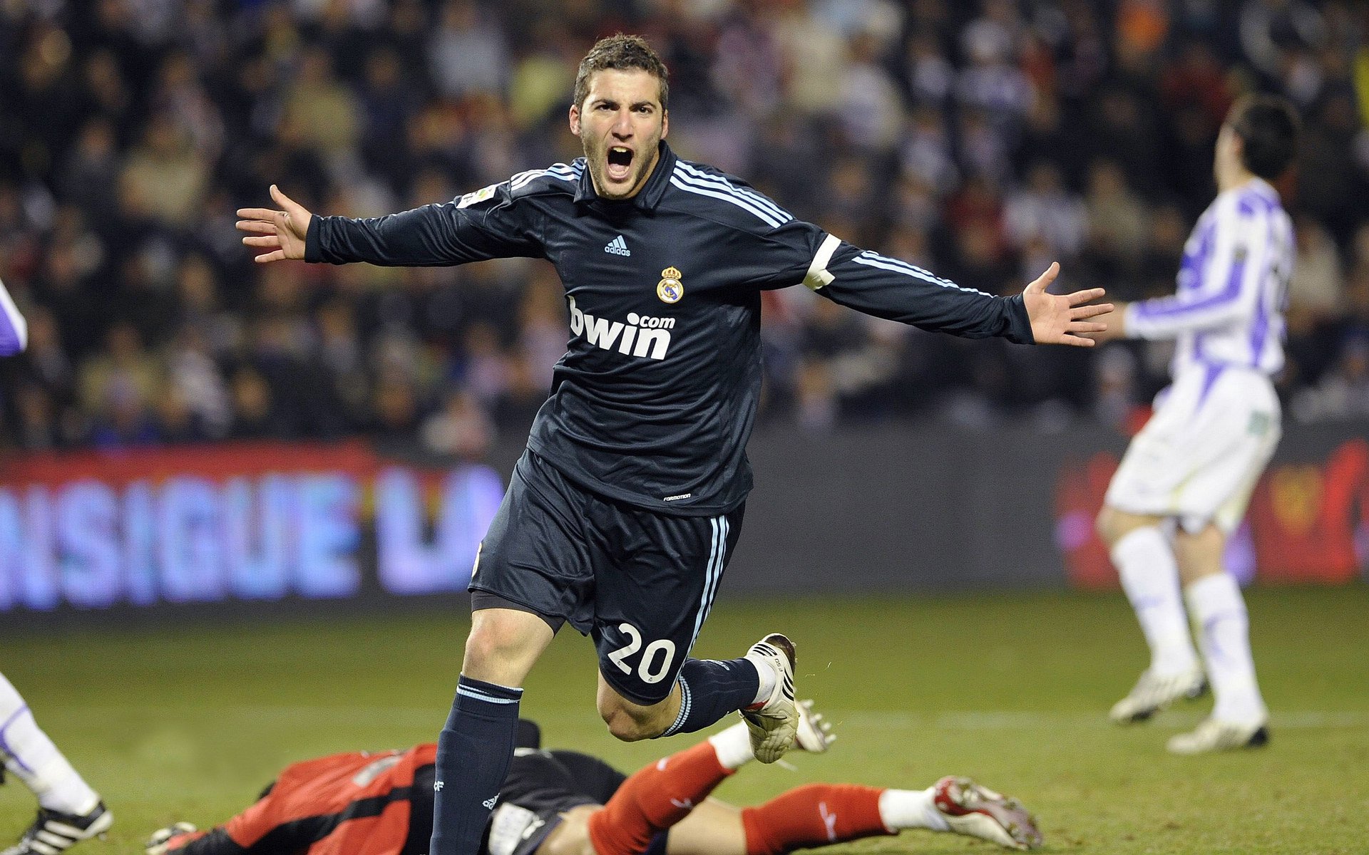 麦科勒姆惊艳四座，湖人末节逆转山西诠释竞技体育的永恒魅力